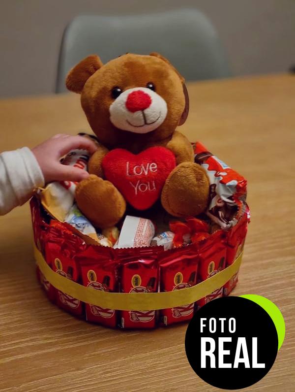 kinder-letra-m-chocolates-rosas-foto-2